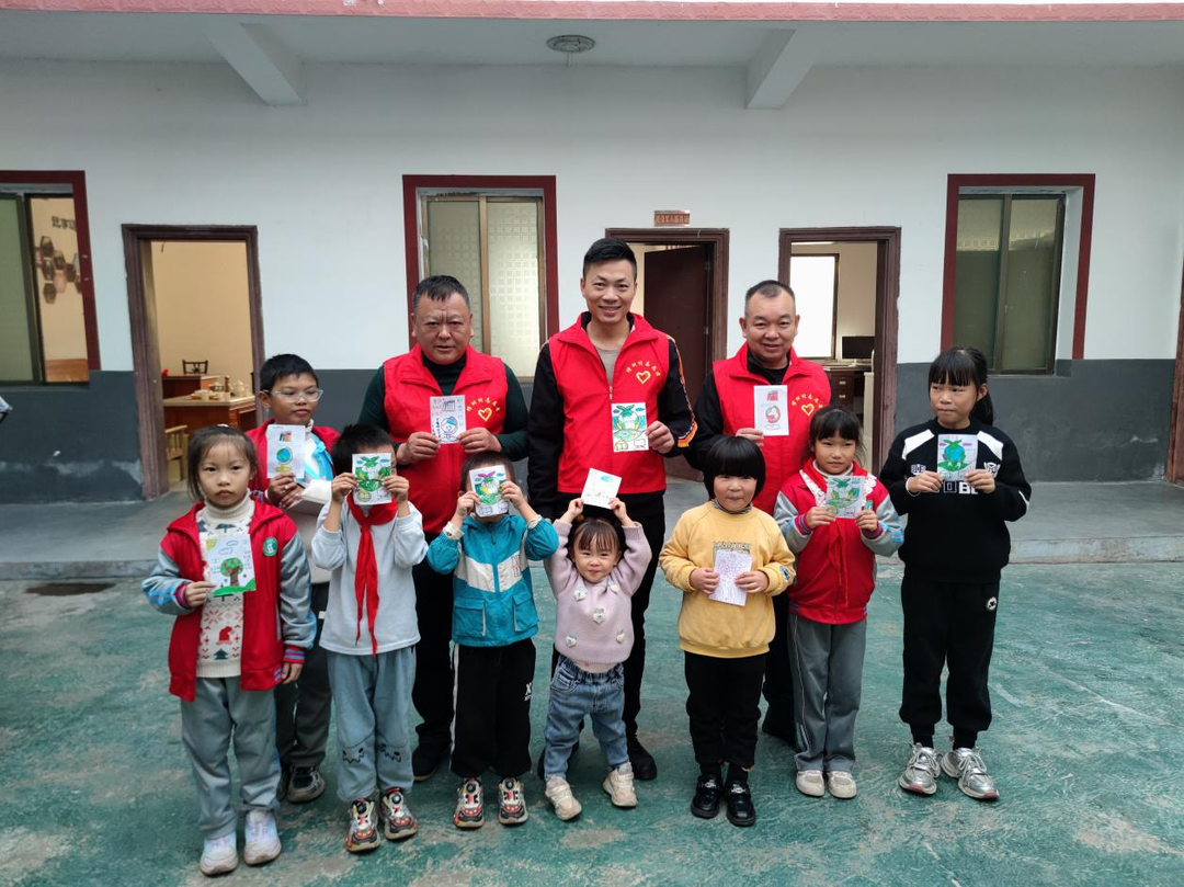虎山乡樟树村开展“书香伴我行+护苗绿书签”主题活动2.png